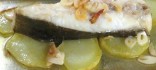 Turbot salvatge escaldat amb alls, bitxo i patates