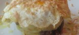 Ou estrellat amb niu de botifarra negra i patata al romaní amb encenalls de foie