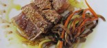 Tataki de tonyina amb juliana de verdures i sésam