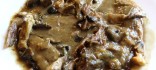 Estofat de senglar laminat  amb bolets i un toc de xocolata