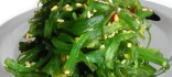 Crema freda de remolatxa amb calamarcets amanits amb algues japoneses