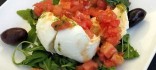 Amanida de mozzarella amb tomàquet concassé, oli d'alfàbrega i olives de Kalamata