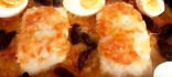 Bacallà gratinat amb panses i ou dur