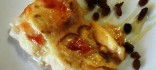 Bacallà confitat amb melmelada de tomàquet, amb allioli i panses