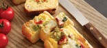 Baguet amb formatge raclet, coberta de cogombre