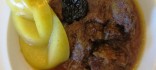 Cérvol estofat amb dàtils, prunes i mel