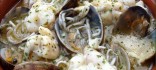 Cocotxes de bacallà al pil pil amb gules i cloïsses