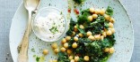 Col Kale fregida amb cigrons i salsa de iogurt