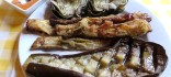 Combinat de calçots arrebossats amb albergínia i carxofa al forn i la seva salsa