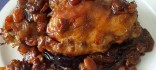 Contracuixes de pollastre amb prunes, orellanes, dàtils i panses