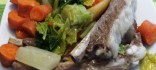 Costella de porc bullida amb hortalisses i verdures