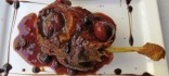 Cuixa de confit d’ànec amb coulis de fruits vermells i vi de Porto