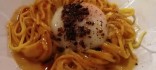 Espaguetis amb ou de Calaf escalfat i toc de tòfona