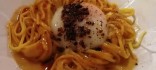 Espaguetis amb ou de Calaf escalfat i toc de tòfona