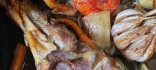 Espatlla de xai al forn amb verdures i vi