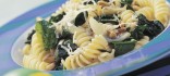 Fusilli-espirals amb espinacs, pinyons i formatge gruyère