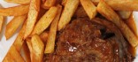 Galta de porc a la cassola al vi negre amb patates fregides