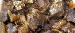 Galta de vedella guisada al porto amb encenalls de mousse de foie