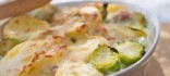 Gratinat de patates amb brots de Brussel·les i formatge Gruyère