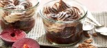 Gratinat de prunes amb merenga de cacau