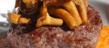 Hamburguesa de vedella amb rossinyols i llit de patata