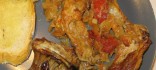 Conill al forn amb sofregit de ceba, tomàquet i all
