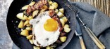 Patates amb cansalada i ou fregit