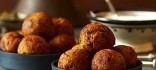 Mandonguilles de cigrons amb albercocs secs