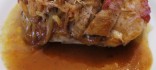 Llaminera de porc ibèric amb ceba caramel·litzada i melmelada de tomàquet