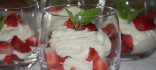 Mató amb capes de fruites fresques i xocolata blanca