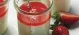 Mousse de flor de saüc amb salsa de maduixes