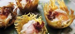 Nius de patata amb foie, ou fregit i pernil serrà