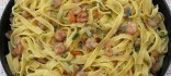 Tagliatelle amb gust de curri amb verdures i gambes saltades a la planxa