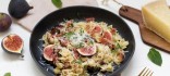Pasta amb béicon, figues i formatge pecorino