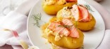 Patates al forn farcides d'ou remenat i salmó