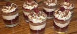 Postres de xocolata, nata i cireres