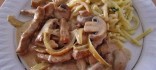 Tires de Carn de Porc amb salsa de Nata, Bolets i Fideus