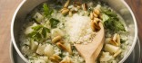 Risotto amb julivert i pinyons