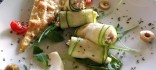 Rotllets de carbassó farcits amb cranc, tonyina, mascarpone i oliva verda