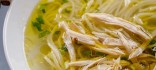 Sopa autèntica xinesa de fideus amb pollastre
