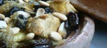 Tagine de pollastre, prunes i ametlles