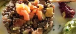 Timbal de llenties amb salmó, carxofes, guacamole i tomàquet sec italià