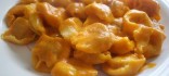 Tortellini de pernil amb tomata i nata