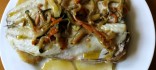 Verat al forn sobre llit de patates