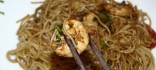 Wok de fideos xinesos amb gambes i verdures